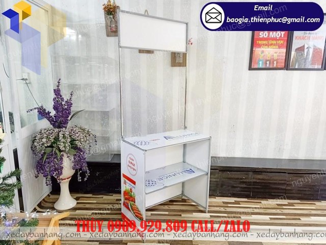 booth sắt bán gà rán 