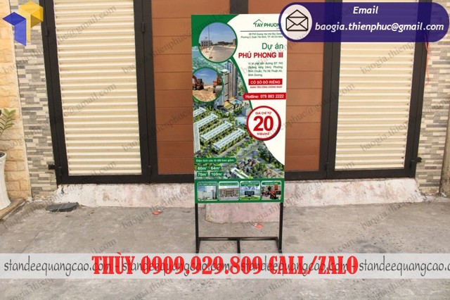thiết kế standee đứng hai mặt