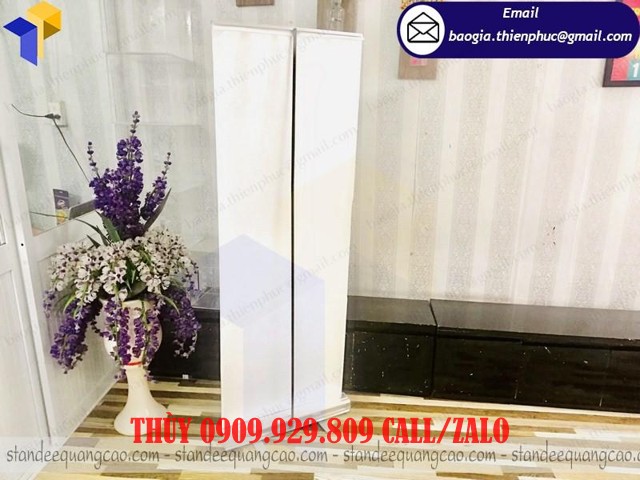 giá standee cuốn nhôm gấp gọn