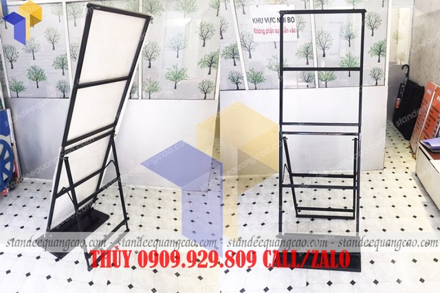 khung standee sắt đen