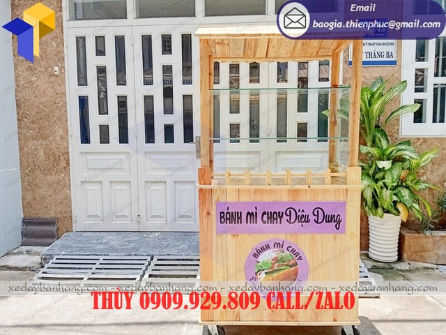 tủ gỗ bán bánh mì