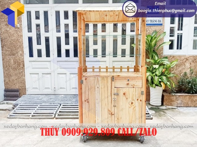 xe bán bánh mì bằng gỗ