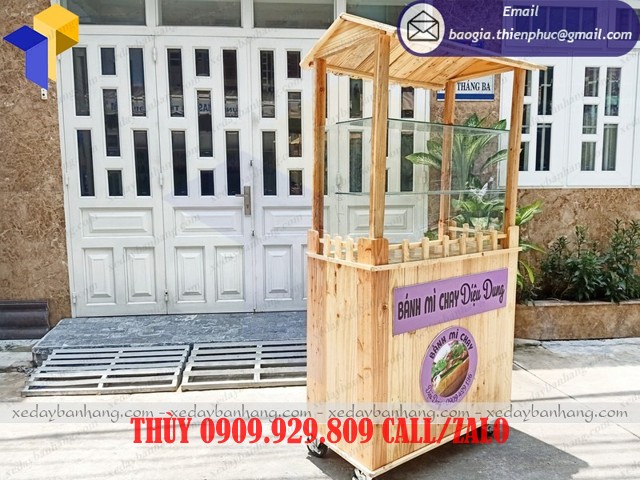 xe gỗ bán bánh mì