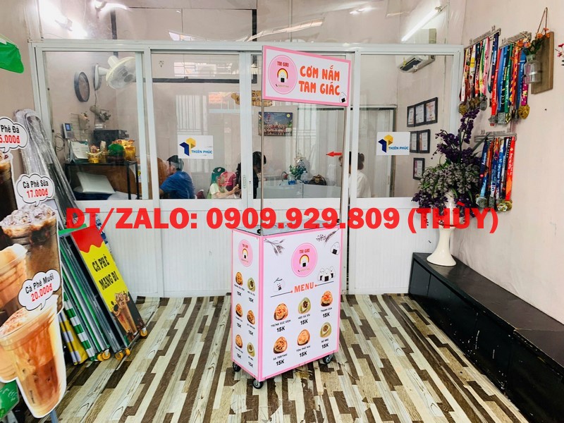 quầy xe lắp ráp bán cơm nắm tam giác